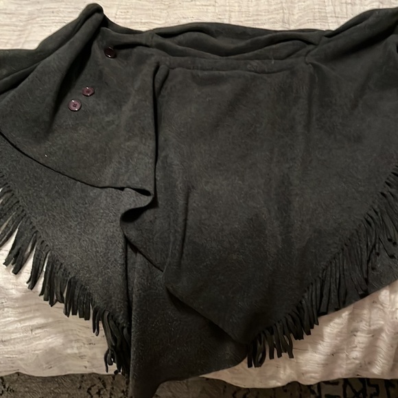 Le Chateau fleece button up shawl - Picture 3 of 3